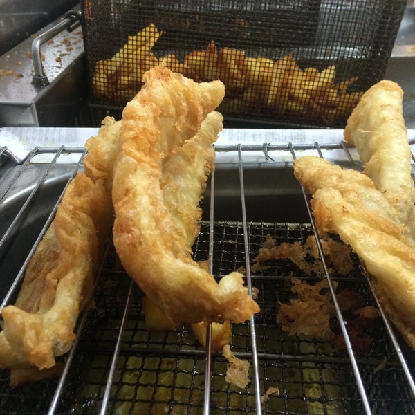 Photo taken at Fish&amp;Chips by pae&#39;s traditional fish &amp; chips on 10/4/2015