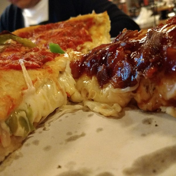 Photo taken at Giordano&#39;s by Carlos Veio L. on 11/17/2018
