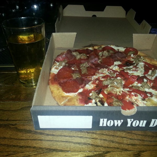 Photo prise au Goodfella&#39;s Woodfired Pizza Pasta Bar par J.T. C. le6/27/2013