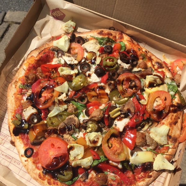 6/29/2017 tarihinde Daryn N.ziyaretçi tarafından Mod Pizza'de çekilen fotoğraf