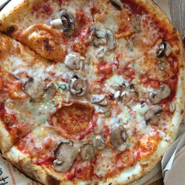 Foto tirada no(a) Blaze Pizza por Nathalie💜 em 9/16/2015