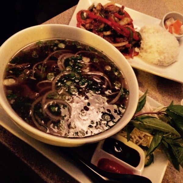 4/30/2015에 Dana D.님이 Basilic Vietnamese Grill에서 찍은 사진