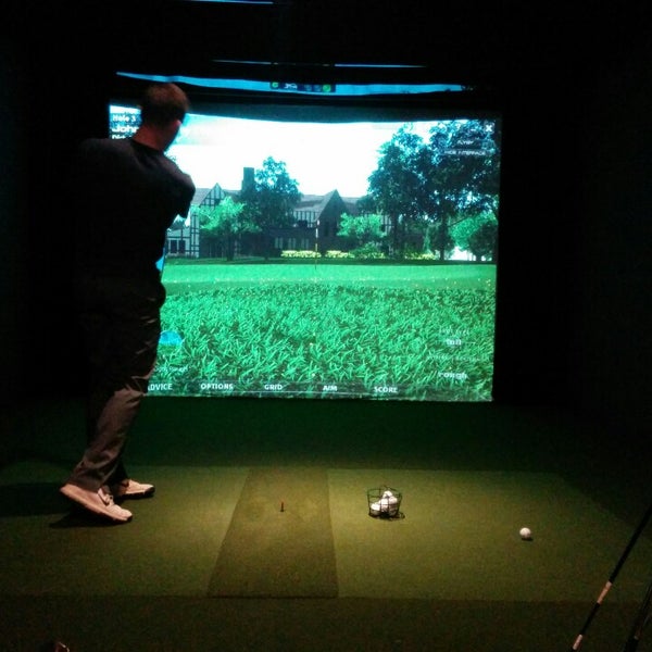 Foto tirada no(a) Golf Manhattan por Corbin D. em 3/13/2014