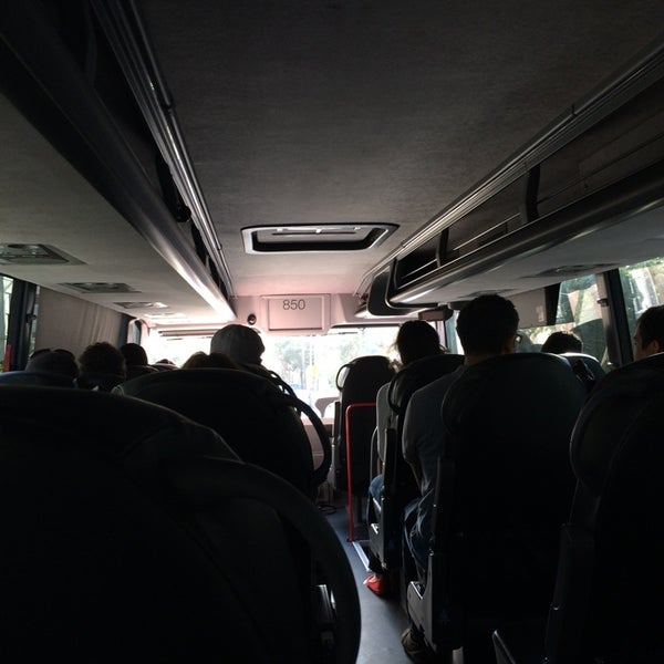 Автобусы apple для сотрудников. Apple bus. Как выглядит автобус на яблочке. Реклама на автобусах. Apple bus.