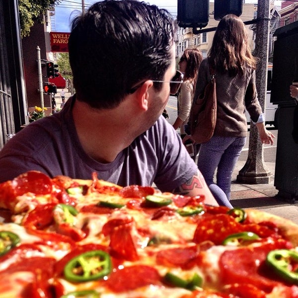 Foto tomada en Dino &amp; Santino&#39;s Pizza  por Russell D. el 3/8/2014