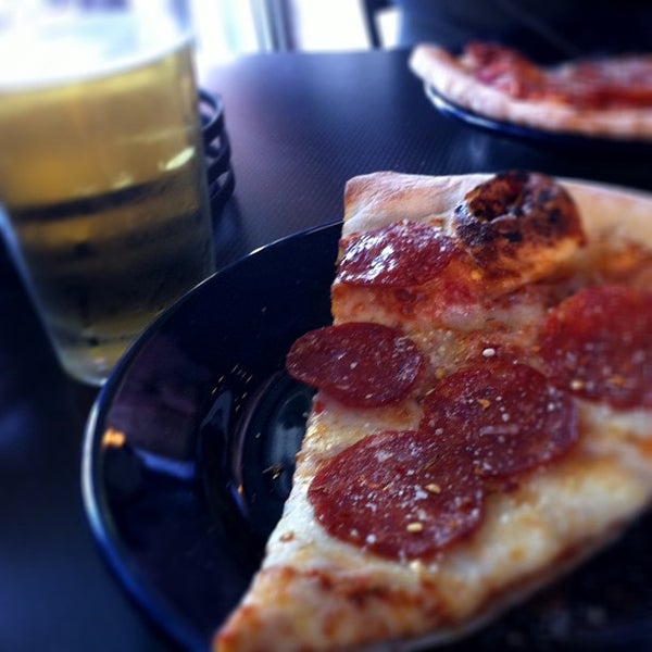 6/8/2013にRussell D.がDino &amp; Santino&#39;s Pizzaで撮った写真