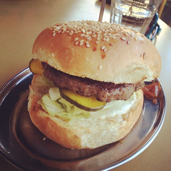 Foto tirada no(a) Brother Burger and the Marvellous Brew por imakecake em 1/20/2013