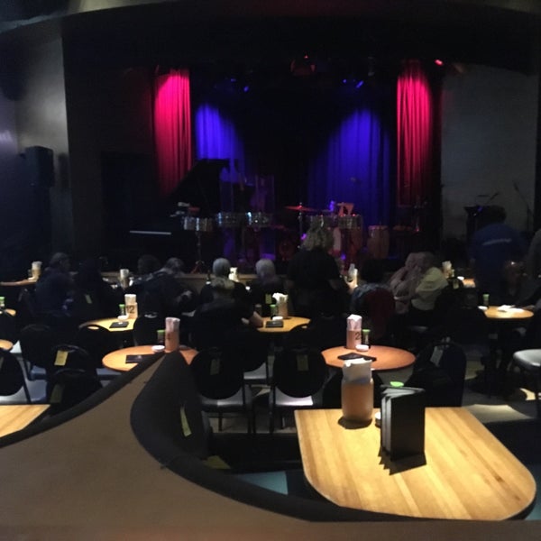Снимок сделан в Yoshi&#39;s Jazz Club &amp; Japanese Restaurant пользователем Ryo R. 5/30/2019