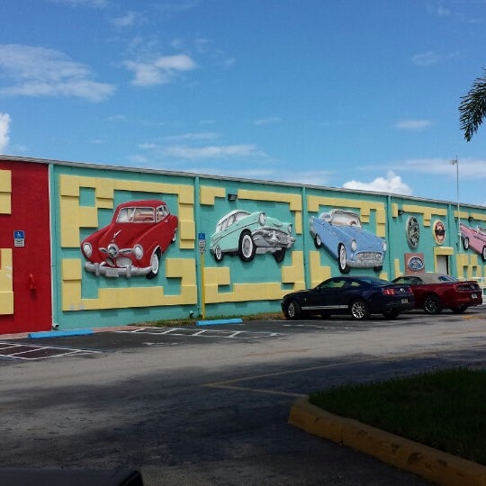 Photo prise au Miami&#39;s Auto Museum at the Dezer Collection par Gina L. le9/28/2013