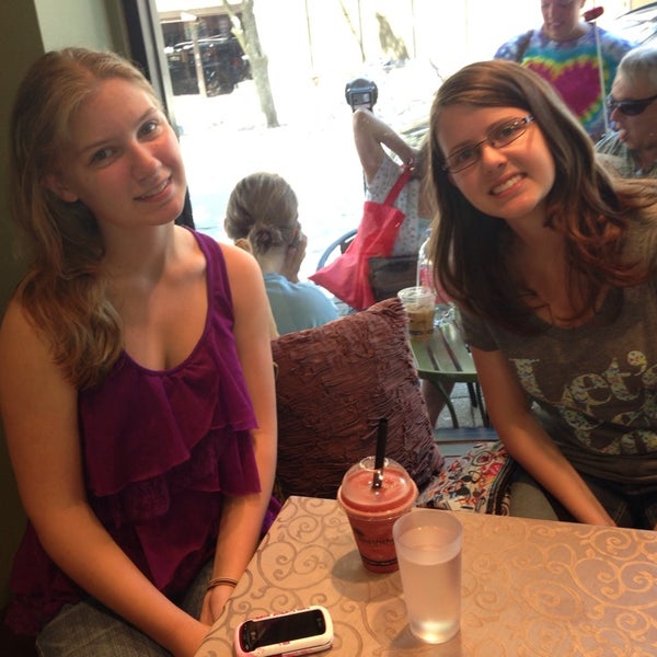 7/14/2013 tarihinde Laura M.ziyaretçi tarafından Aroma Cafe'de çekilen fotoğraf