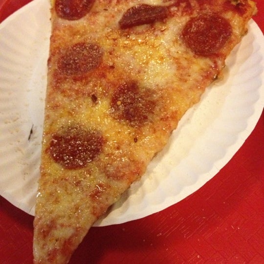 รูปภาพถ่ายที่ Joe&#39;s New York Pizza โดย Scott S. เมื่อ 11/4/2012