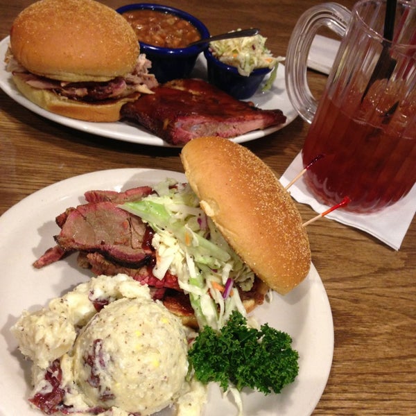 Foto diambil di Red Hot &amp; Blue  -  Barbecue, Burgers &amp; Blues oleh michael p. pada 1/18/2013