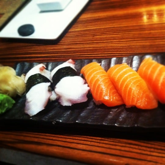 รูปภาพถ่ายที่ Stingray Sushi โดย Julie B. เมื่อ 9/19/2012