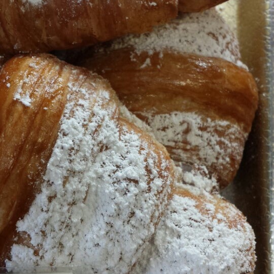 12/7/2013 tarihinde Catherine C.ziyaretçi tarafından La Tropezienne Bakery'de çekilen fotoğraf