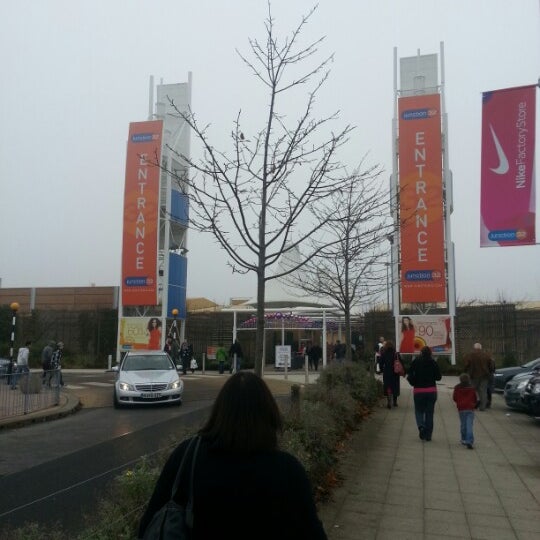 Photo taken at Junction 32 Outlet Shopping Village by Paul R. on 11/24/2012