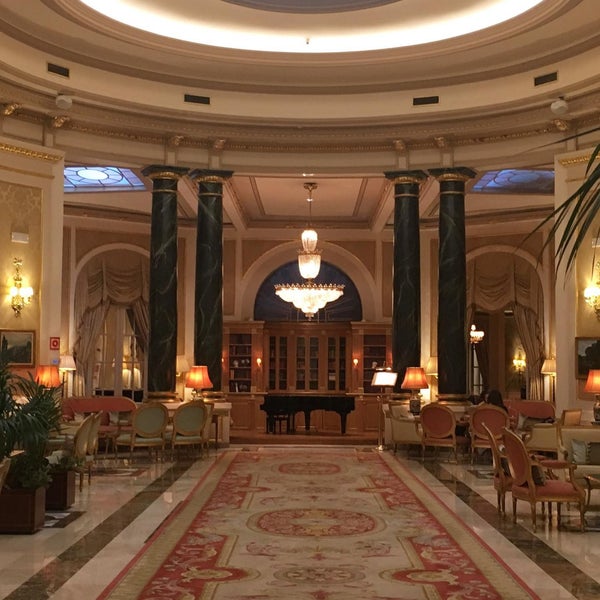 รูปภาพถ่ายที่ El Palace Hotel Barcelona โดย Alèxia S. เมื่อ 5/10/2019