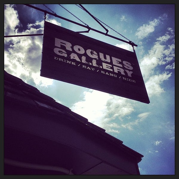 Foto tirada no(a) Rogues Gallery Bar por Trenton China R. em 6/11/2013