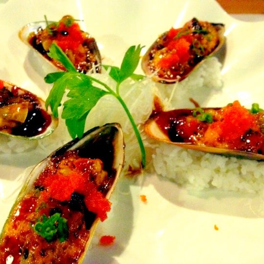 รูปภาพถ่ายที่ MK&#39;s Sushi โดย Brian S. เมื่อ 11/26/2012