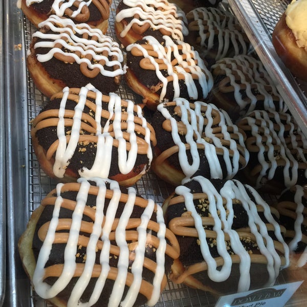 รูปภาพถ่ายที่ Crafted Donuts โดย Nicole R. เมื่อ 11/13/2015