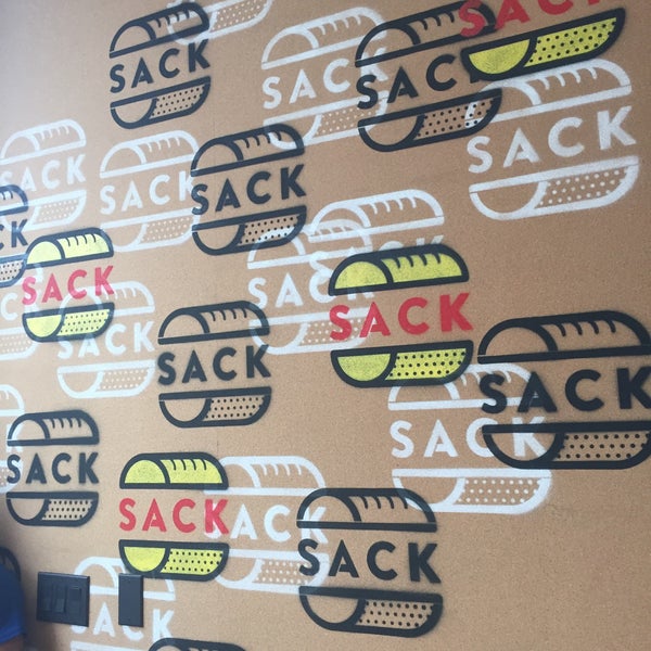 รูปภาพถ่ายที่ Sack Sandwiches โดย Jonathan B. เมื่อ 6/10/2016