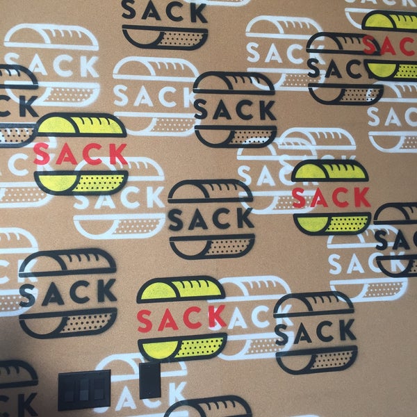 รูปภาพถ่ายที่ Sack Sandwiches โดย Jonathan B. เมื่อ 4/25/2016