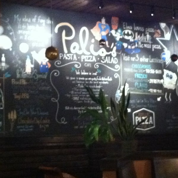 Foto diambil di Palios Pizza Cafe oleh Kellen H. pada 12/20/2012