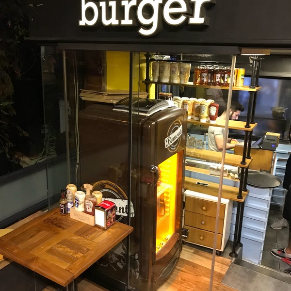 รูปภาพถ่ายที่ Hopdaddy Burger โดย Alper Tolga S. เมื่อ 9/5/2018