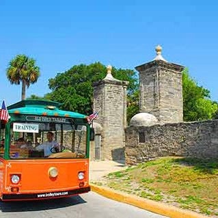 Das Foto wurde bei Old Town Trolley Tours St Augustine von St Augustine T. am 5/28/2015 aufgenommen