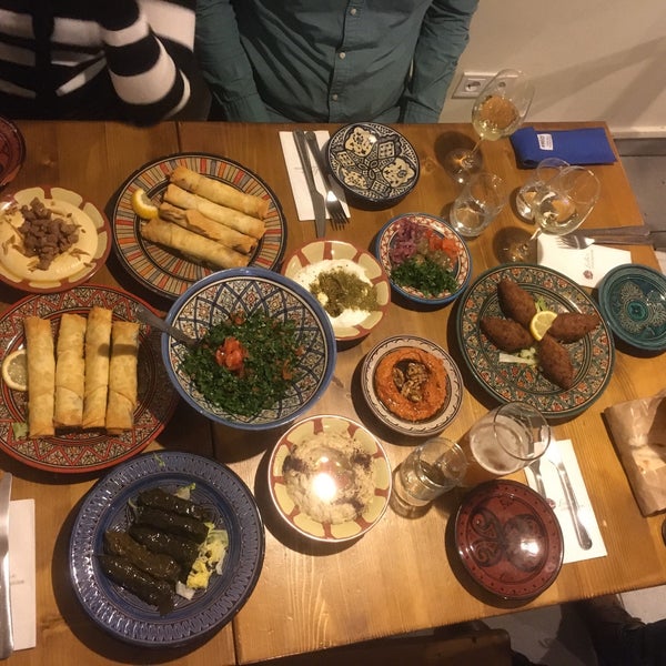 Foto tomada en Leila&#39;s Authentic Lebanese Cuisine  por Krisztina S. el 1/12/2020