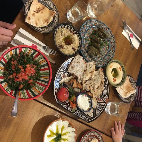 Foto tirada no(a) Leila&#39;s Authentic Lebanese Cuisine por Krisztina S. em 4/14/2019
