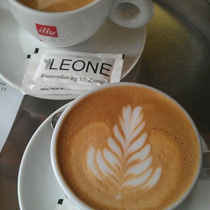 Foto tirada no(a) Caffe Leone por Marijan M. em 10/12/2012