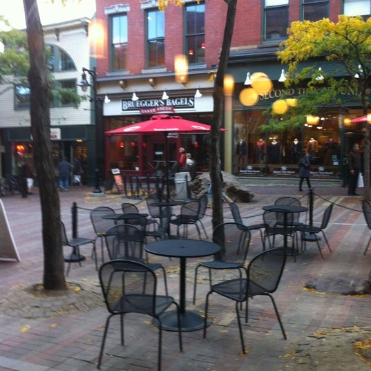 รูปภาพถ่ายที่ Burlington Town Center โดย Dana I. เมื่อ 10/16/2012
