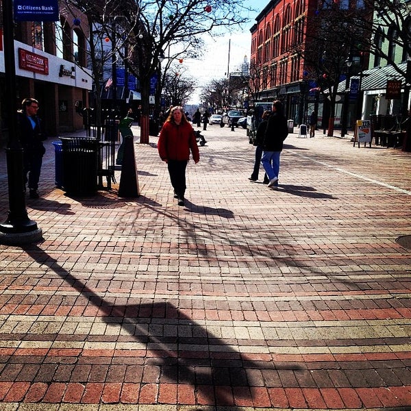 รูปภาพถ่ายที่ Burlington Town Center โดย Dana I. เมื่อ 4/4/2014