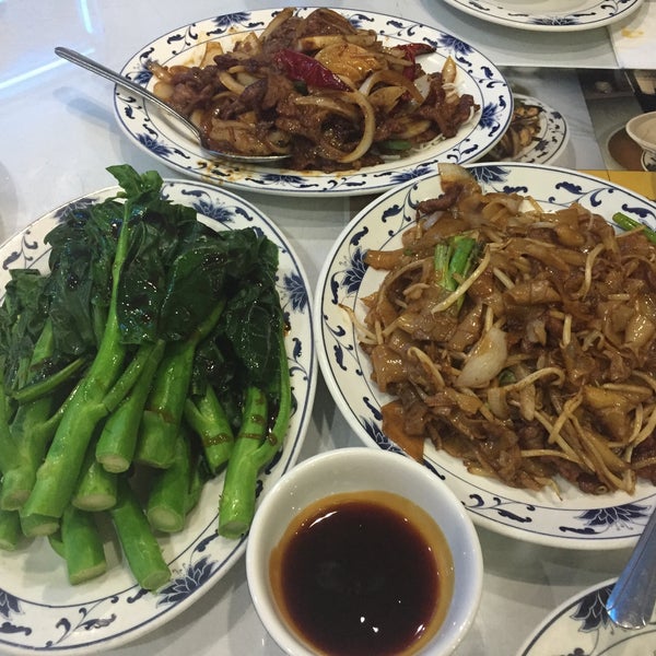 Das Foto wurde bei Harbor Palace Seafood Restaurant von Kim L. am 8/30/2015 aufgenommen
