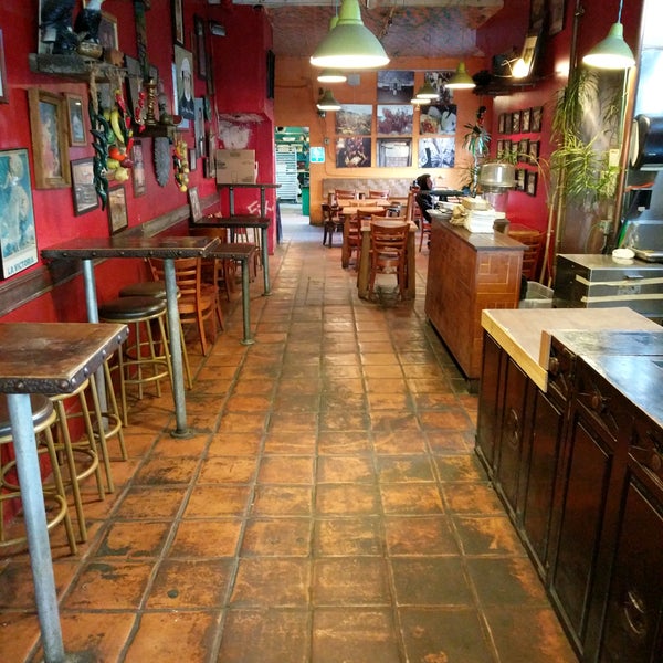 รูปภาพถ่ายที่ La Victoria Mexican Bakery &amp; Cafe โดย Jeffery H. เมื่อ 12/26/2016