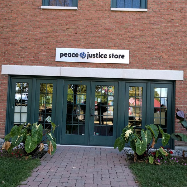 9/12/2016 tarihinde Jeffery H.ziyaretçi tarafından Peace &amp; Justice Store'de çekilen fotoğraf