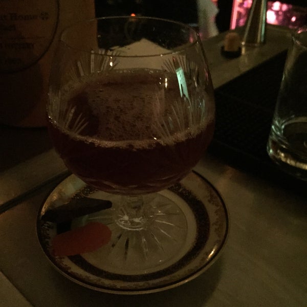 9/12/2015 tarihinde Alice C.ziyaretçi tarafından Looking Glass Cocktail Club'de çekilen fotoğraf