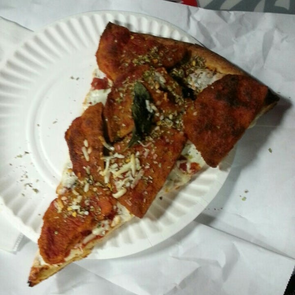 Foto tirada no(a) South Brooklyn Pizza por Noah X. em 5/9/2015
