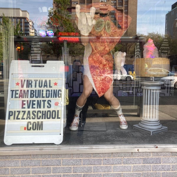 Foto tirada no(a) Pizza School NYC por Noah X. em 5/2/2021