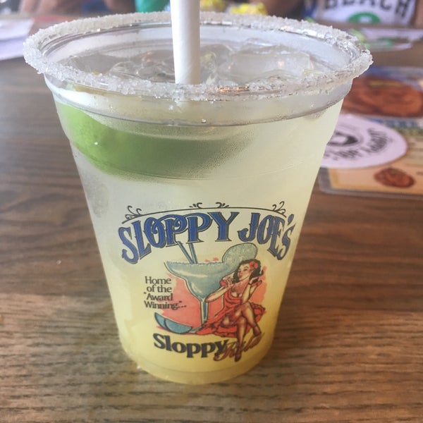 Photo prise au Sloppy Joe&#39;s On The Beach par Johana R. le7/5/2017