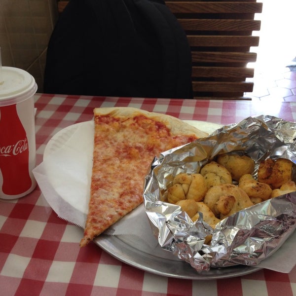 5/2/2014 tarihinde Luke L.ziyaretçi tarafından John &amp; Joe&#39;s Pizzeria'de çekilen fotoğraf