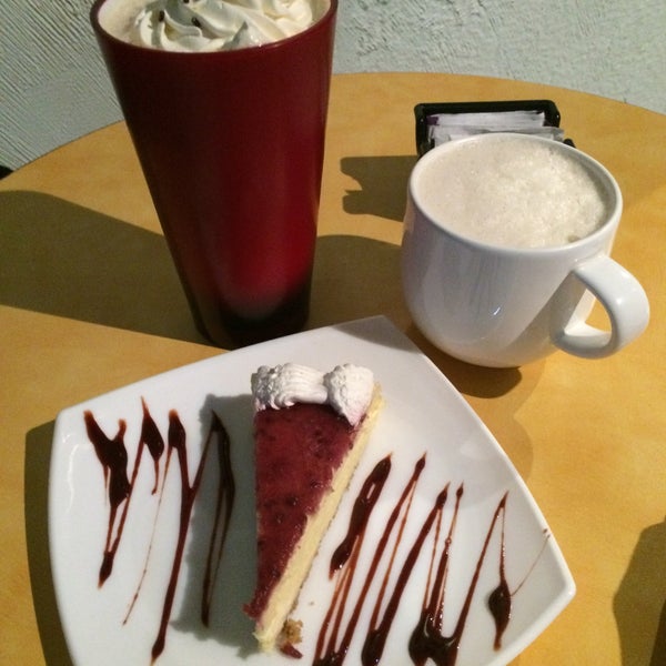 Foto tirada no(a) New Moon Café por Sonia 🍒 em 3/5/2015