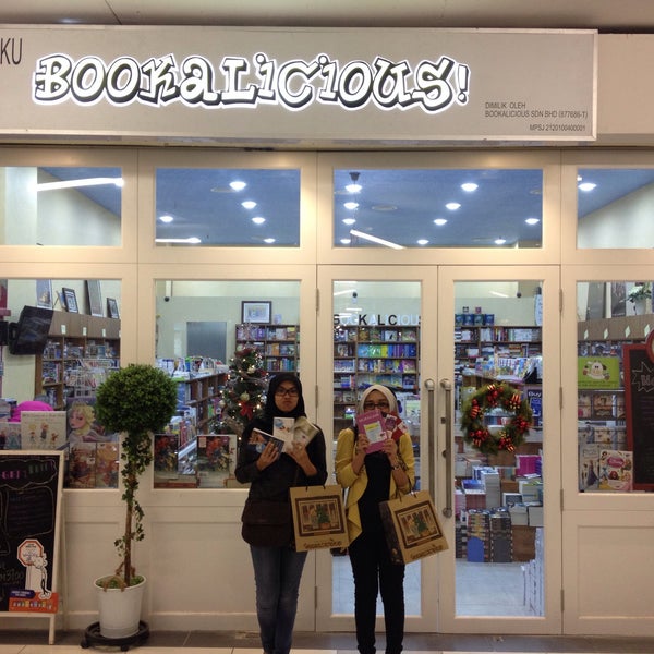 Photo taken at Bookalicious by Shahril Shahdan on 12/25/2014