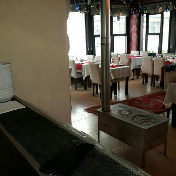 Foto diambil di Sokullu Pizza &amp; Restaurant oleh Metin K. pada 12/6/2015