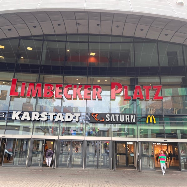Foto diambil di Einkaufszentrum Limbecker Platz oleh Carita H. pada 8/18/2022