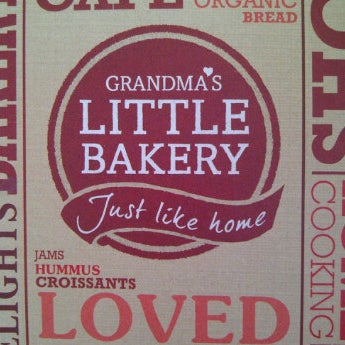 รูปภาพถ่ายที่ Grandma&#39;s Little Bakery โดย Widya P. เมื่อ 12/24/2012