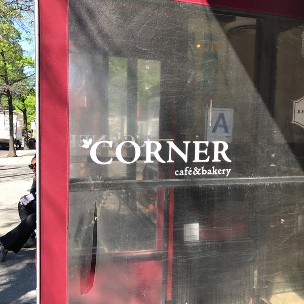 Foto tirada no(a) Corner Cafe and Bakery por Paola R. em 5/14/2017