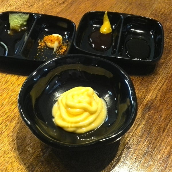 5 types of dipping sauces: chilies mayo, wasabe soy, honey mustard, vege fruite sauce and cheezee mayo, eating Japanese crispy shukiage becoming moreenjoyable...