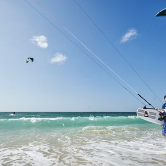 It’s kitesurfing season, find the best locations in the UAE and Oman