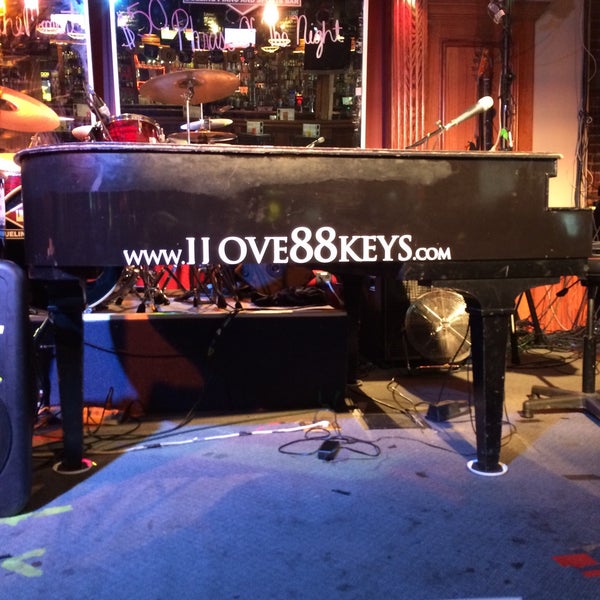Das Foto wurde bei 88 Keys Sports Bar with Dueling Pianos von Vicki H. am 6/13/2015 aufgenommen